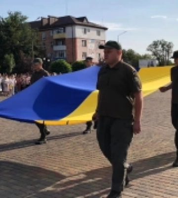 У Сарнах урочисто підняли державний прапор