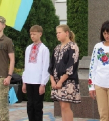У Корці діти загиблих захисників підняли державний прапор
