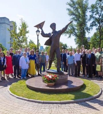 У Києві відкрили сквер Авіації та нову скульптуру