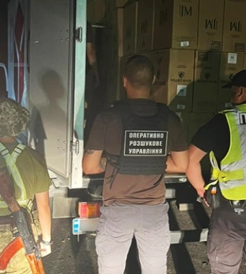 На Закарпатті прикордонники зупинили вантажівку з контрафактними цигарками