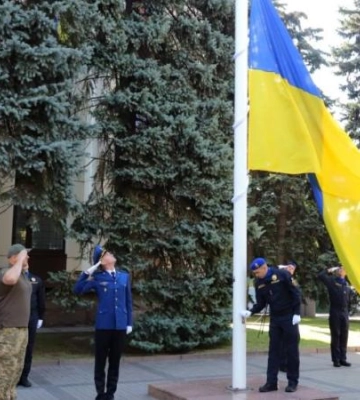 У Дніпрі до Дня українського прапора урочисто підняли синьо-жовтий стяг