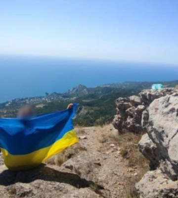 У Криму активісти встановили український прапор на горі Шаан-Кая
