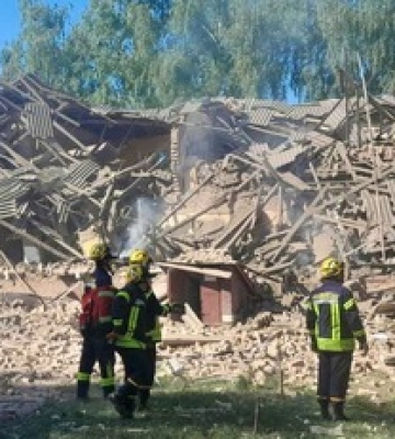 На Сумщині ворожий &quot;шахед&quot; вдарив по школі: є загиблі, під завалами люди, фото