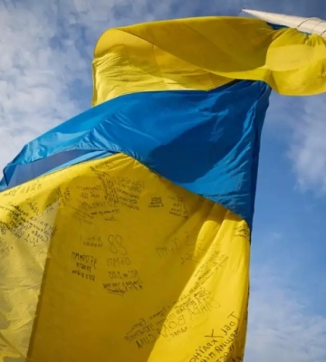 «Джерело волі та незламності духу»: над Києвом підняли унікальний Державний прапор України (відео)