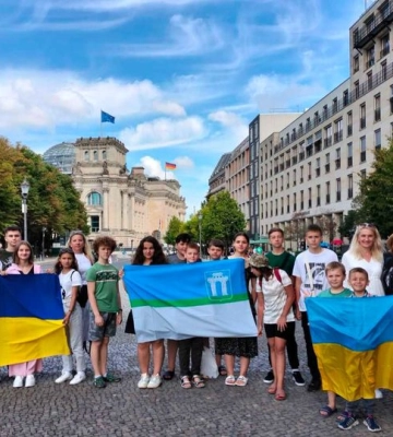 Діти загиблих Героїв розгорнули у Берліні прапори України та Рівного