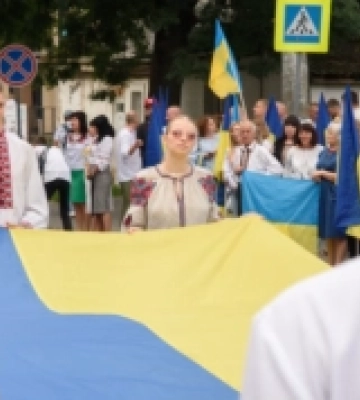 У центрі Луцька пронесли великий український стяг