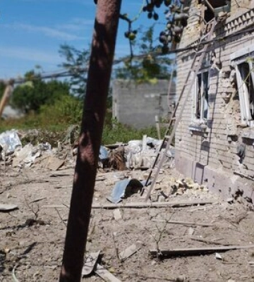Росіяни обстріляли житловий будинок у Херсоні, постраждала жінка. ФОТО