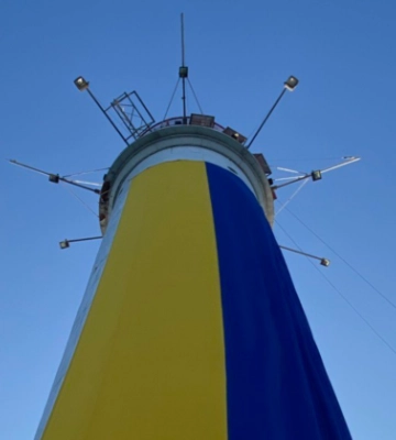 В Одессе на маяке развернули 18-метровый флаг Украины