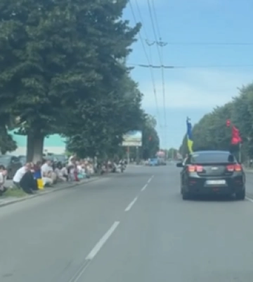 Луцьк зустрічав навколішки: додому «на щиті» востаннє повернулися загиблі Герої. Відео