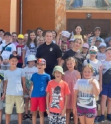 Поліцейські Ужгорода відвідали діток, які відпочивають у літньому таборі