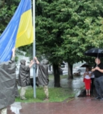 Попри негоду в Рахові урочисто підняли державний прапор