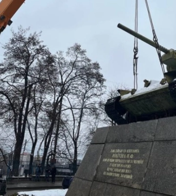 У Чернівцях завершили декомунізацію радянського танка