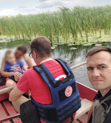 Вивозили на човнах. Шістьох дітей евакуювали з-під обстрілів на Харківщині