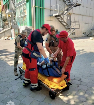 Одесские патрульные в Херсоне помогли мужчине с травмой ноги