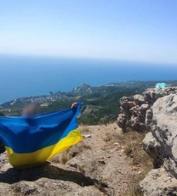 В Крыму партизаны подняли на горе флаг Украины: фото