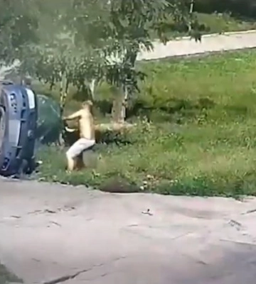 На Дніпропетровщині подружжя поліцейських допомогло чоловіку, котрий потрапив в аварію