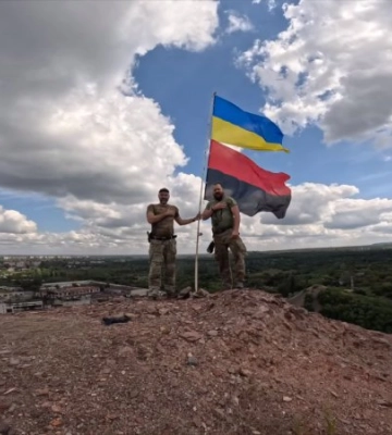 Військовослужбовці 24 ОМБр підняли прапор України на териконі поблизу Горлівки