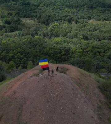 Військовослужбовці 24 ОМБр підняли прапор України на териконі поблизу Горлівки
