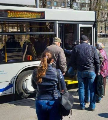 Зміни у русі: як буде працювати транспорт 24 серпня