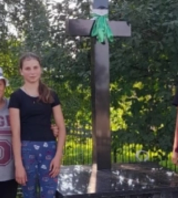 У селі на Волині поприбирали біля обеліска Слави