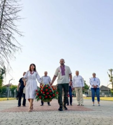 У Мукачеві відбулося покладання квітів до пам’ятного знаку полеглим захисникам України в День Незалежності України
