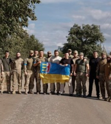Віктор Микита - нагородили підрозділ Карпатська Січ  відзнаками Президента «За оборону України» та вручили краянам нагрудні знаки «За розвиток Закарпаття»