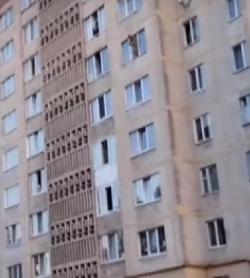 У Луцьку чоловік намагався вистрибнути з вікна багатоповерхівки (відео)