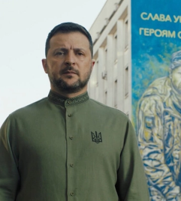 Зеленский поздравил украинцев с Днем независимости на фоне мурала с расстрелянным воином (видео)