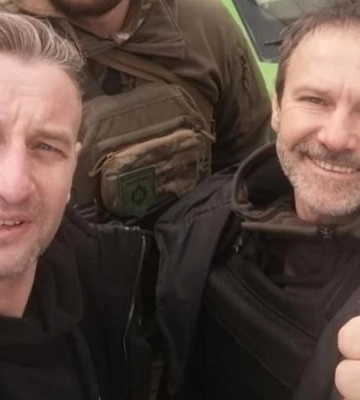 «Міна була за метр від моєї ноги». Святослав Вакарчук розповів, як Сергій Жадан врятував йому життя у Харкові
