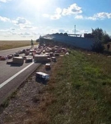 З&#039;їхала в кювет і перекинулася: на волинській трасі фура наїхала на камінь 