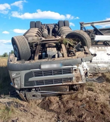 З&#039;їхала в кювет і перекинулася: на волинській трасі фура наїхала на камінь 