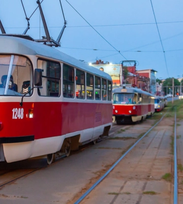 Транспорт уже зранку працював за розкладом: у Дніпрі оперативно відремонтували контактну мережу поблизу місця прильоту 24 серпня