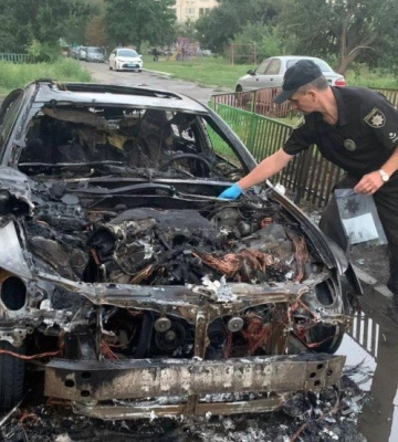 На Полтавщині невідомі підпалили автомобіль: вогнеборці дві години гасили пожежу