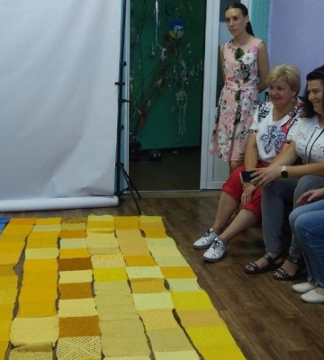 «Нитка єднання»: у Луцьку майстрині сплели теплий прапор України
