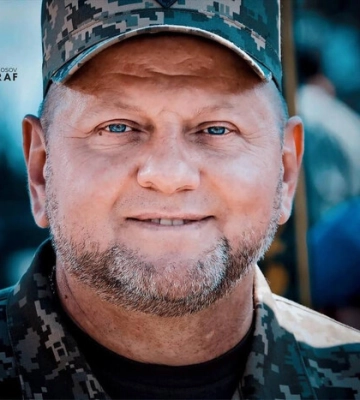«Наш янгол-охоронець»: мережу захопили святкові фото Залужного