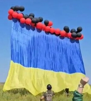Флаг Украины на воздушном шаре запустили волонтеры над оккупированной Херсонщиной. ВИДЕО