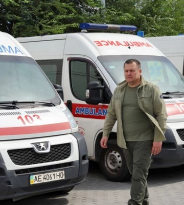 Власти Днепра отправили на фронт 80 «скорых»