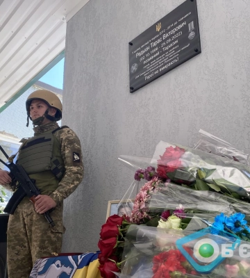 «Ребенок от Бога»: погибшему летчику установили мемориальную доску в Харькове