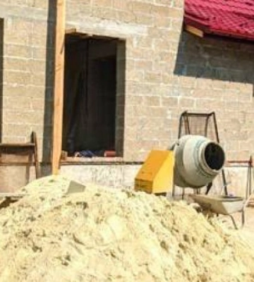 Заступник командира військової частини у Львівській області примушував підлеглих будувати йому хату