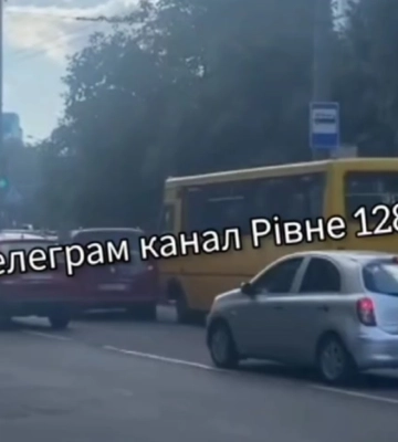 В ДТП у Рівному потрапила маршрутка (ВІДЕО)