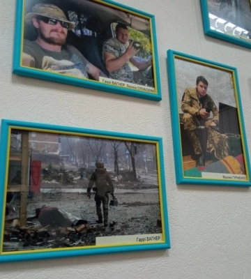 У Дніпрі до Дня Незалежності України відкрили виставку фотографій воєнних кореспондентів