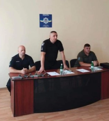 Поліцейські охорони Закарпаття передали дрони українським захисникам