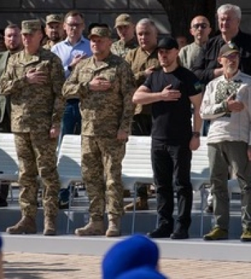 У Києві на Софійській площі нагородили бійців. Як це було — фоторепортаж