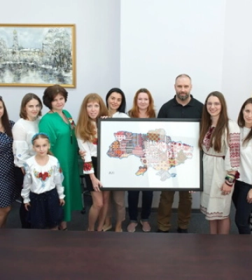 На Харківщині майстрині вишили карту України до Дня Незалежності