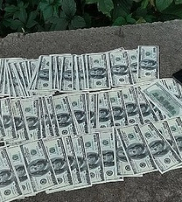 Ухилянти намагались відкупитись від мобілізації: фото затримання співробітників ТЦК в Дніпрі