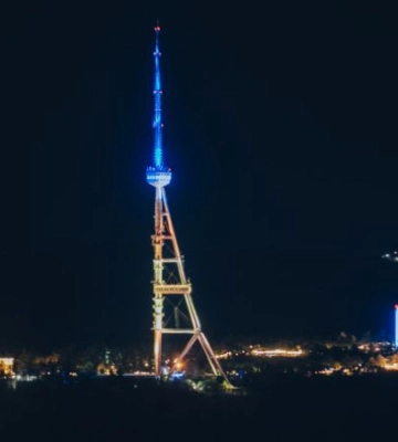 В Тбилиси мачту подсветили цветами государственного флага Украины