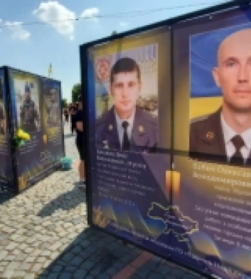 У центрі Мукачева встановили стели полеглим Героям