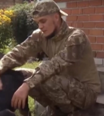 Принесла чотири сухпайки: собака Жужа на фронті врятувала військового з Волині від голоду. ВІДЕО