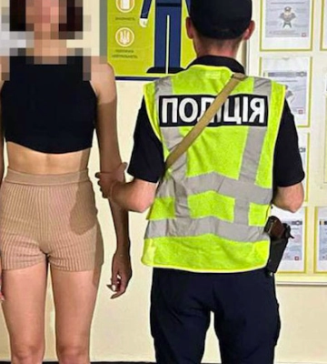 &quot;Хотели почтить память&quot;: в Киеве две сестры устроили танцы на могилах защитников Украины. Фото и видео