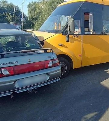 У Полтаві на перехресті Маршала Бірюзова та Петра Юрченка маршрутка врізалася у легковик